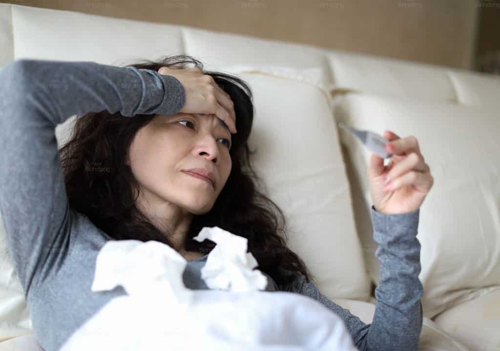 Hình ảnh người phụ nữ đang sốt cao do mất nước