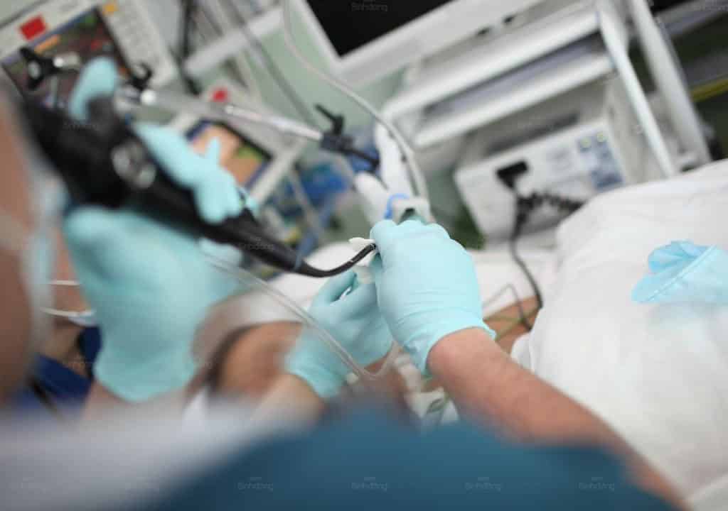 Hình ảnh người bác sĩ đang nội soi cho bệnh nhân về bệnh ho mạn tính