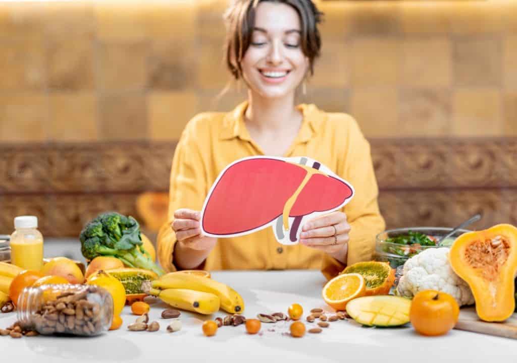 Hình ảnh người phụ nữ đang bổ sung các món ăn tốt cho gan, bổ gan