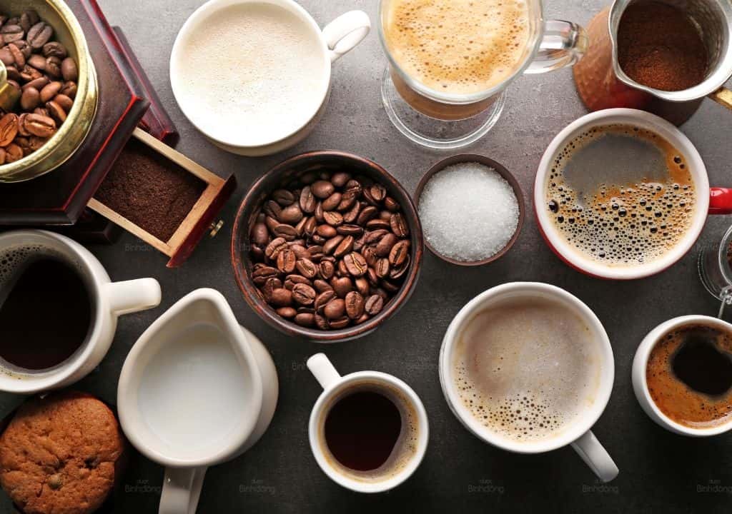 Hình ảnh về các ly cà phê là nguyên nhân gây ra tình trạng nước tiểu có màu nâu đen