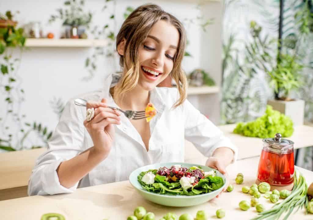Hình ảnh người phụ nữ đang thực hiện chế độ ăn lành mạnh để phòng bệnh