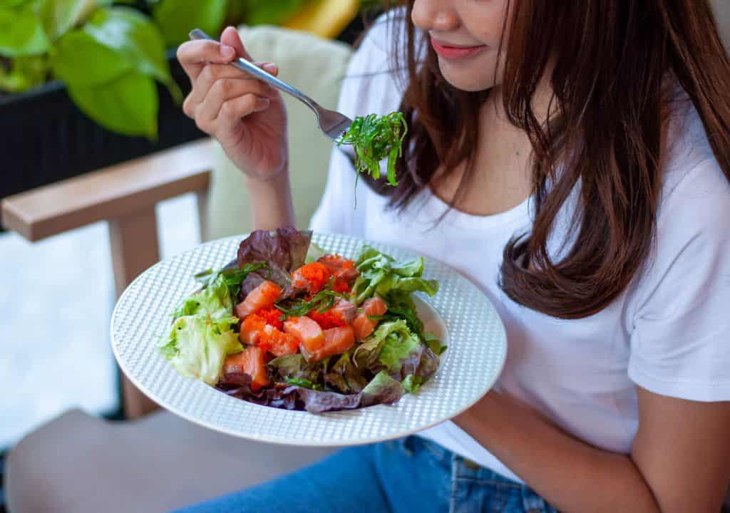 Hình ảnh người phụ nữ đang ăn uống lành mạnh để phòng ngừa gan yếu
