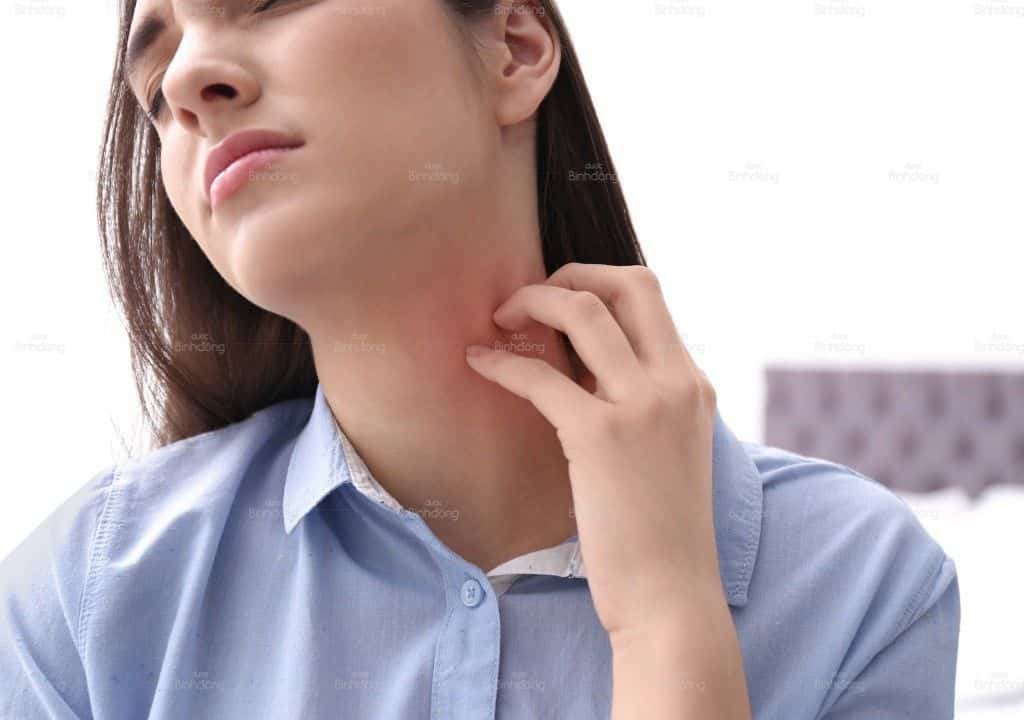 Hình ảnh người phụ nữ bị ngứa ở cổ