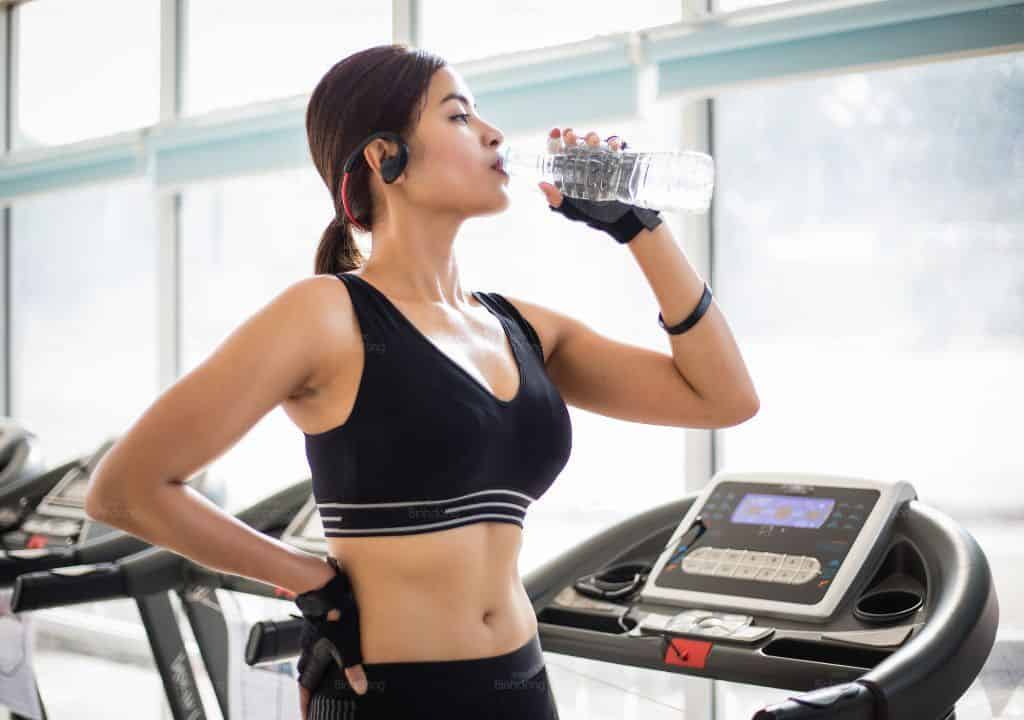 Hình ảnh người phụ nữ đang uống nhiều nước để phòng bệnh mẩn ngứa