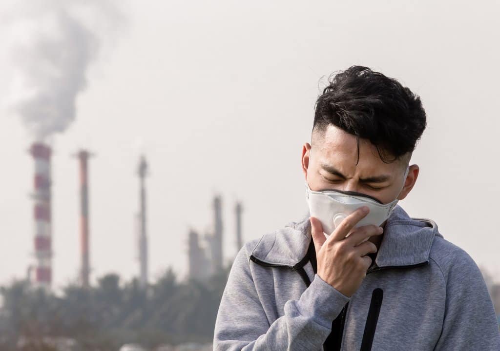 Hình ảnh người đàn ông đang bị ho dị ứng do khó bụi