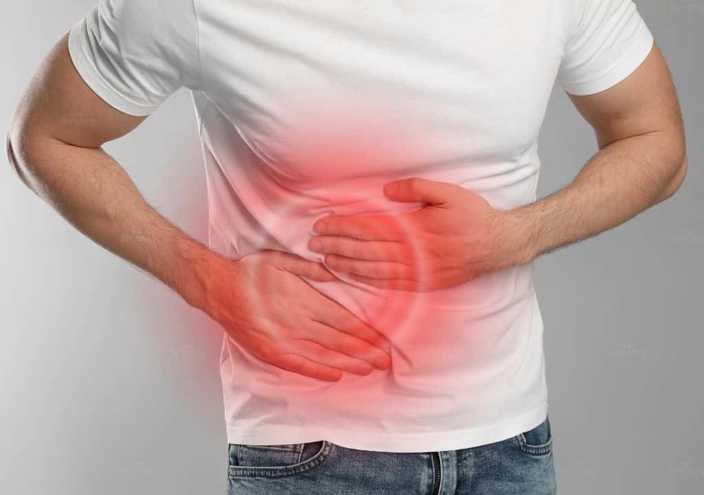 Hình ảnh người đàn ông đang bị đau hạ sườn phải