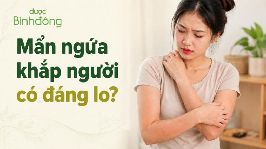 Phụ nữ bị mẩn ngứa khắp người với các nốt đỏ nhẹ trên tay.