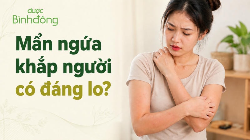 Phụ nữ bị mẩn ngứa khắp người với các nốt đỏ nhẹ trên tay.