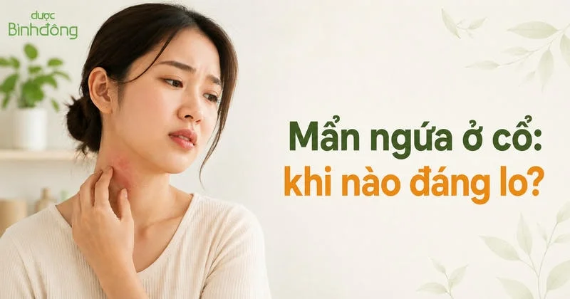 Phụ nữ chạm vùng cổ nổi mẩn đỏ nhẹ. Dòng chữ: “Mẩn ngứa ở cổ: khi nào đáng lo?