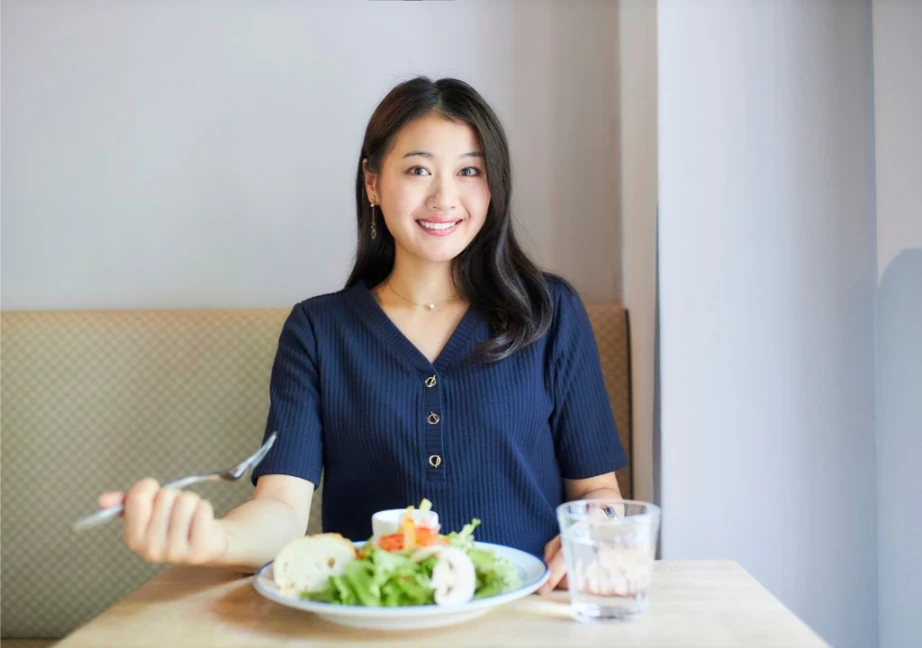 Hình ảnh người phụ nữ đang ăn uống lành mạnh để phòng ngừa gan yếu