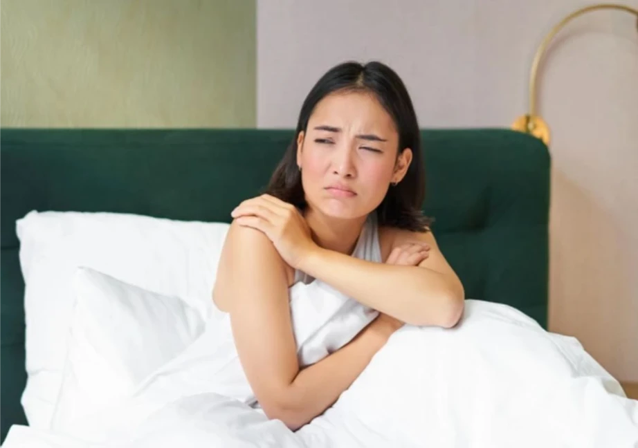 Hình ảnh người phụ nữ đang bị mất ngủ do bị nổi mề đay ngứa về đêm