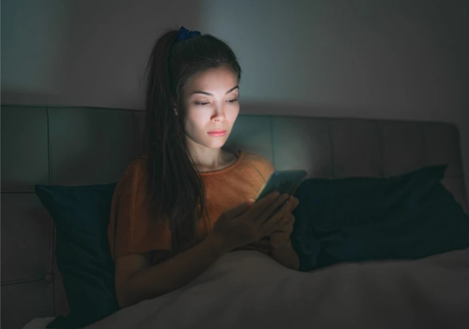 Hình ảnh người phụ nữ đang thức đêm dẫn đến bị ngứa về đêm