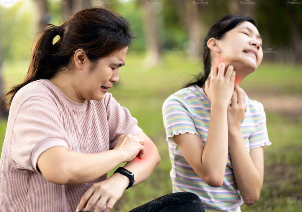 Hình ảnh 2 người phụ nữ đang bị ngứa, một người ngứa ở cổ, một người ngứa ở tay