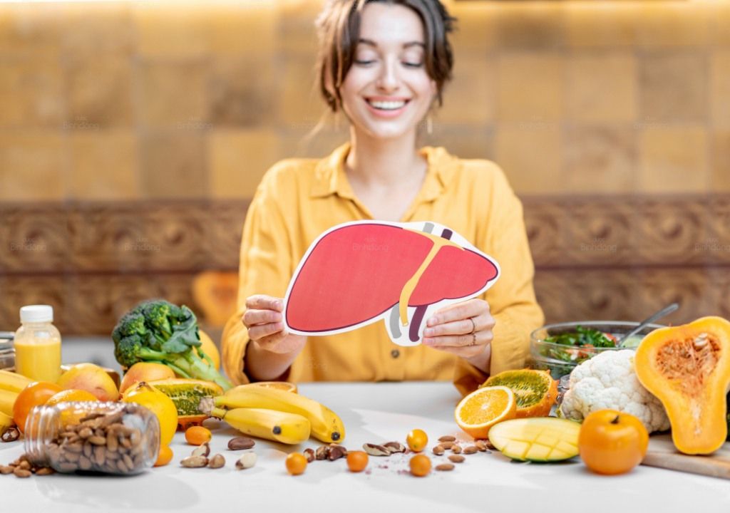 Hình ảnh về người phụ nữ đang thực hiện chế độ ăn kiêng tốt cho gan