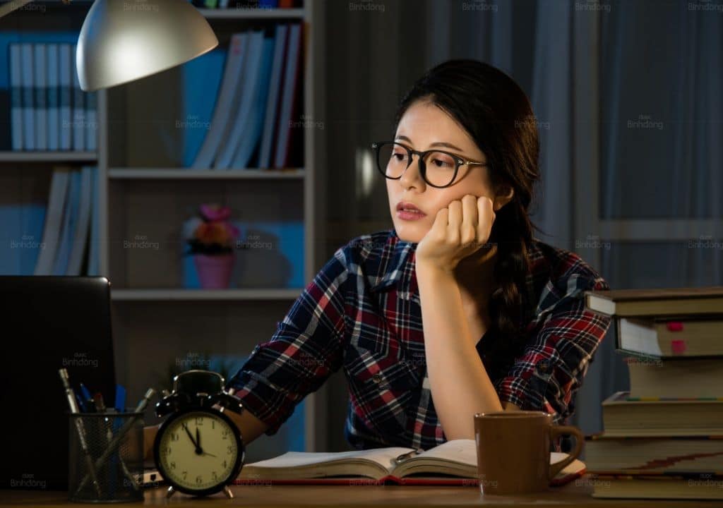 Hình ảnh người phụ nữ đang thức đêm dẫn đến bị ngứa về đêm
