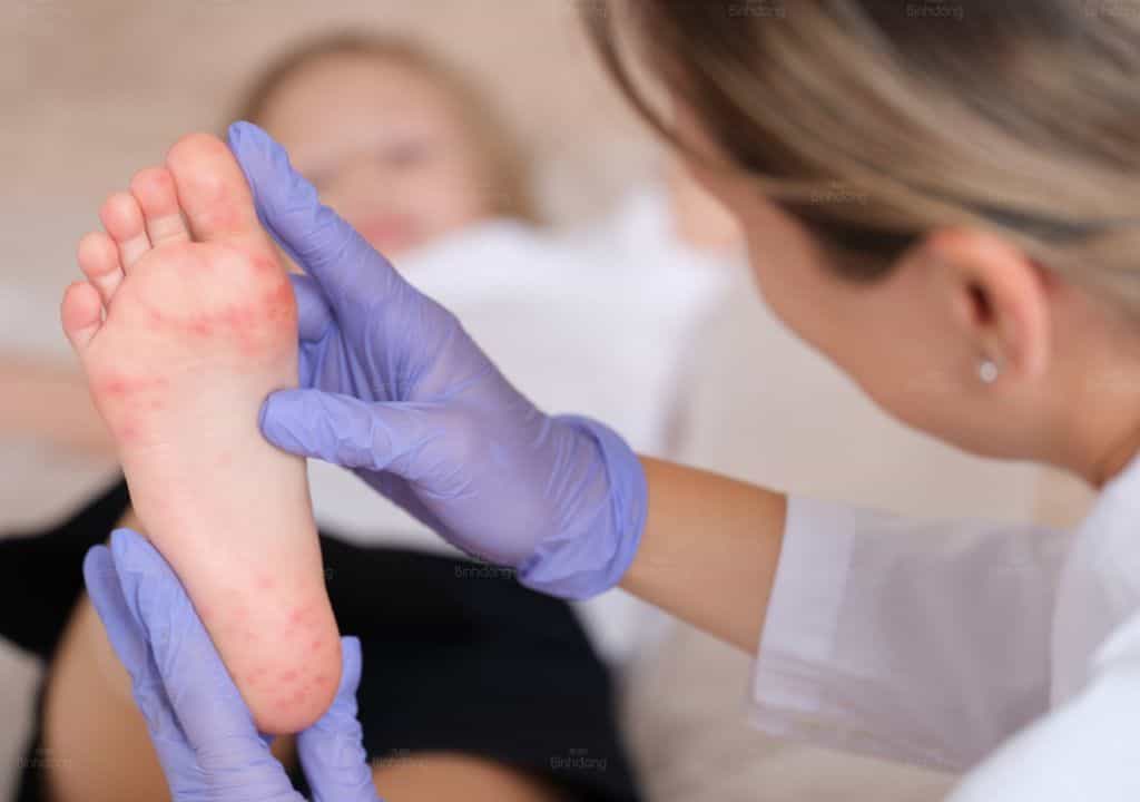 Hình ảnh người bác sĩ đang thăm khám cho bệnh nhân