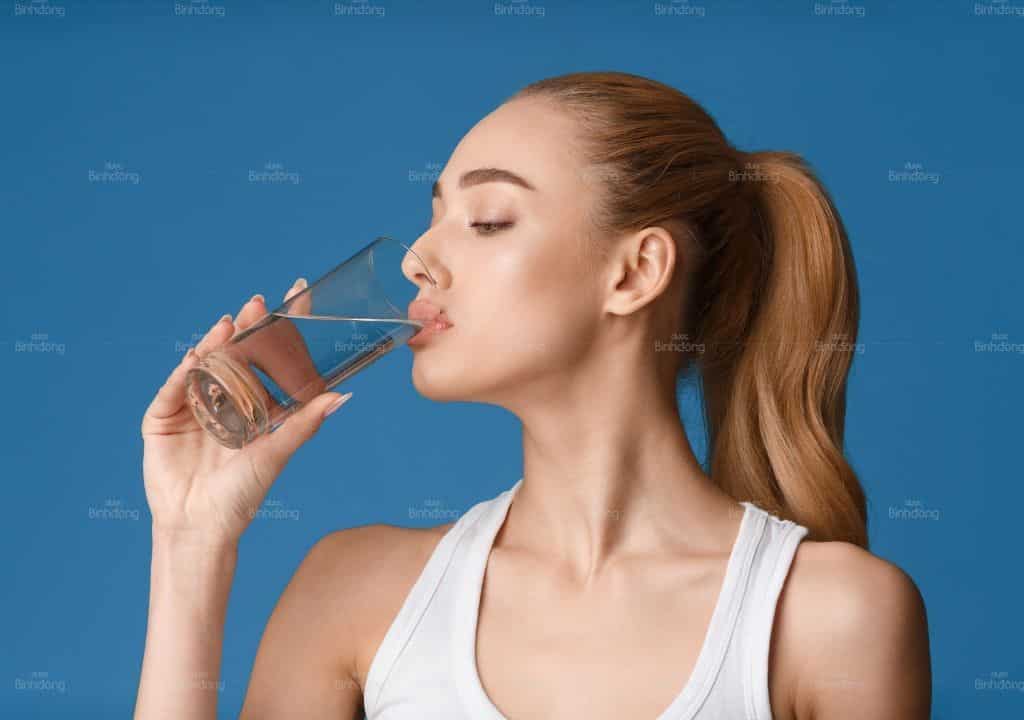 Hình ảnh người phụ nữ đang uống nước để giải độc khỏi cơ thể
