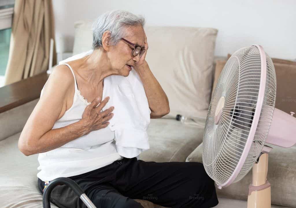 Hình ảnh người phụ nữ đang gặp tình trạng ho dữ dội