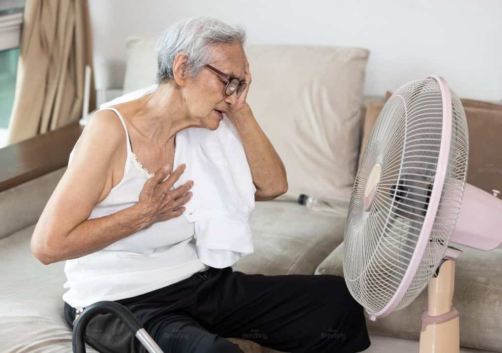 Hình ảnh người phụ nữ đang gặp tình trạng ho dữ dội