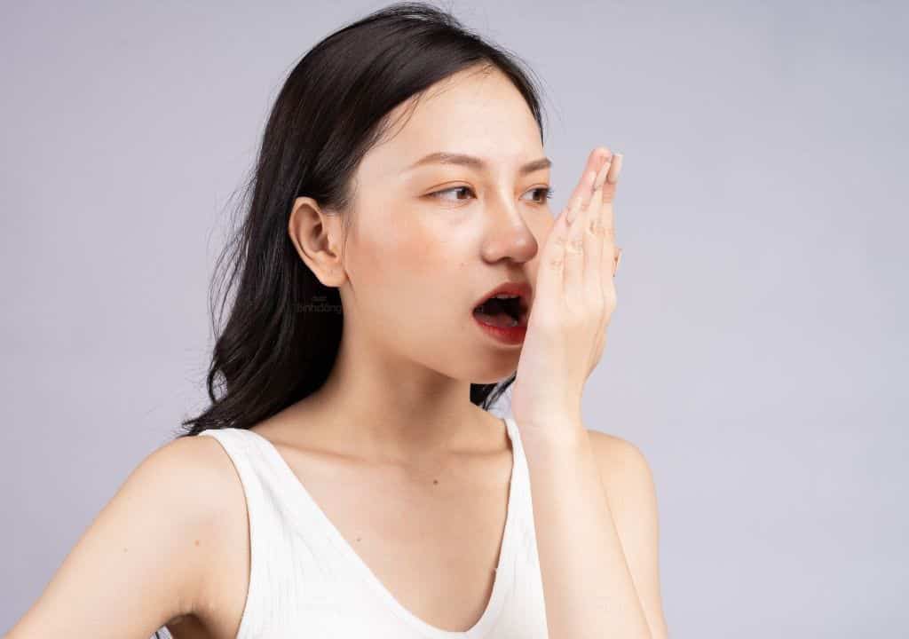 Hình ảnh người phụ nữ đang bị hôi miệng từ cổ họng