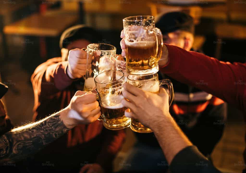 Hình ảnh về 1 nhóm người đang uống bia