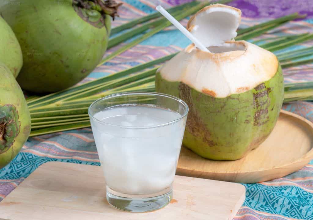 Hình ảnh về nước dừa thức uống giúp ngủ ngon hơn