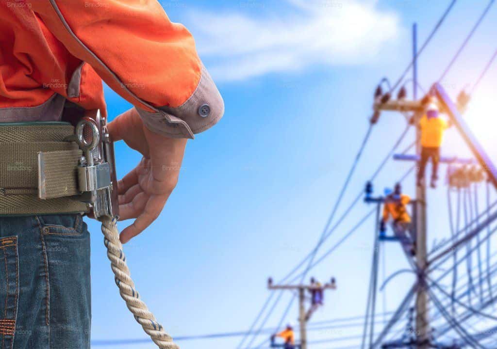Hình ảnh những người kỹ sư đang làm việc ngoài trời