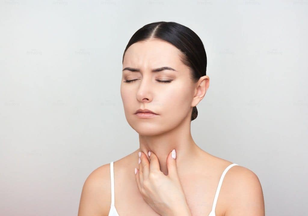 Hình ảnh người phụ nữ đang có đờm trong cổ họng