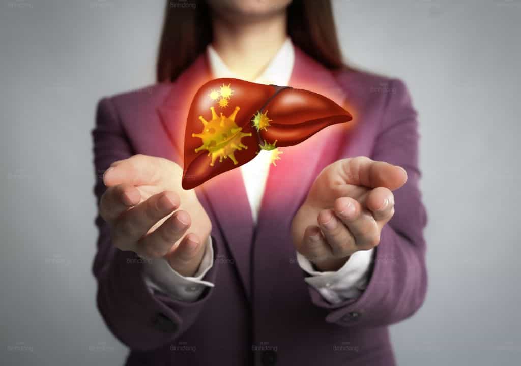Hình ảnh về người phụ nữ đang bị suy giảm chức năng gan