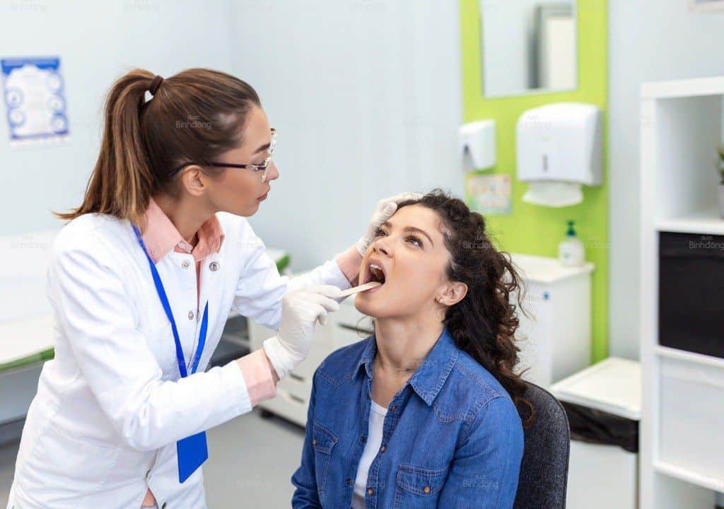 Hình ảnh người bác sĩ đang thăm khám cho bệnh nhân
