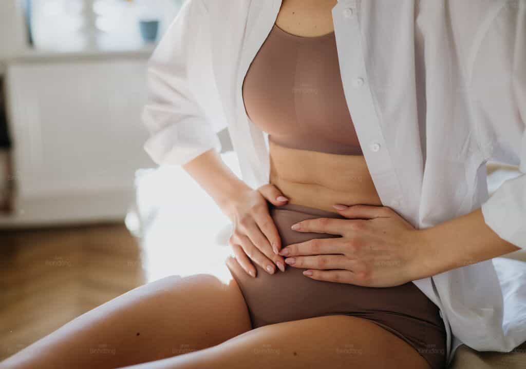 Hình ảnh người phụ nữ đang bị rối loạn kinh nguyệt 2 tháng 1 lần