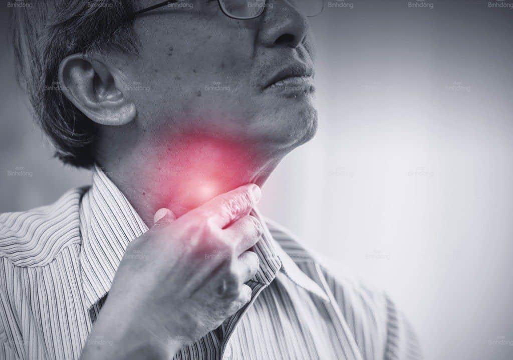 Hình ảnh người đàn ông đang bị cổ họng có đờm