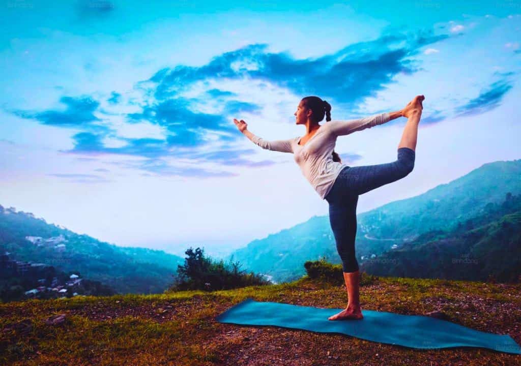Hình ảnh người phụ nữ đang tập yoga