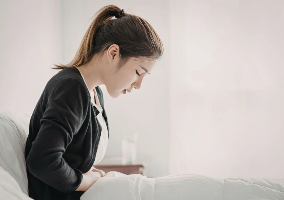 Hình ảnh người phụ nữ đang bị đau bụng kinh