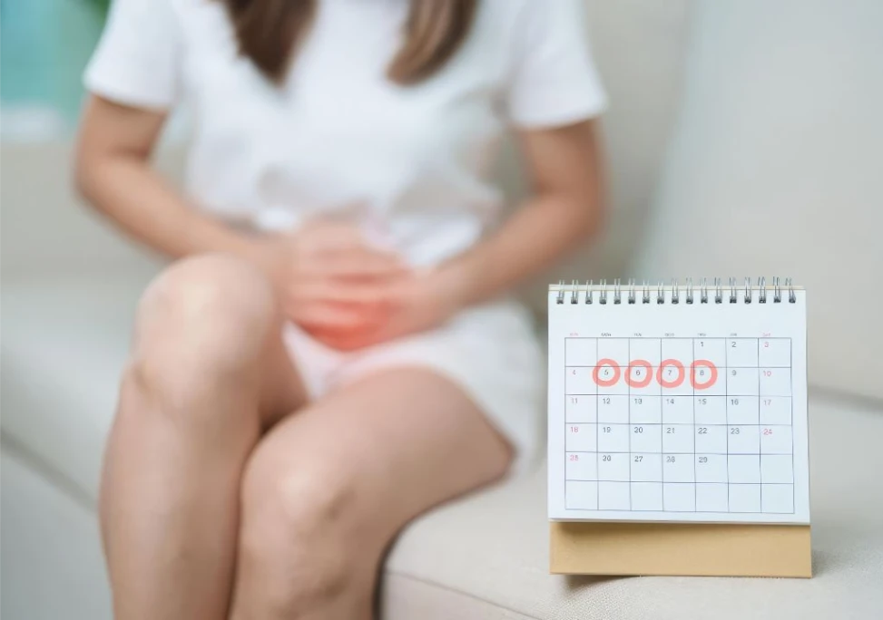 Hình ảnh người phụ nữ đang bị rối loạn kinh nguyệt dẫn tới có kinh 2 lần trong 1 tháng