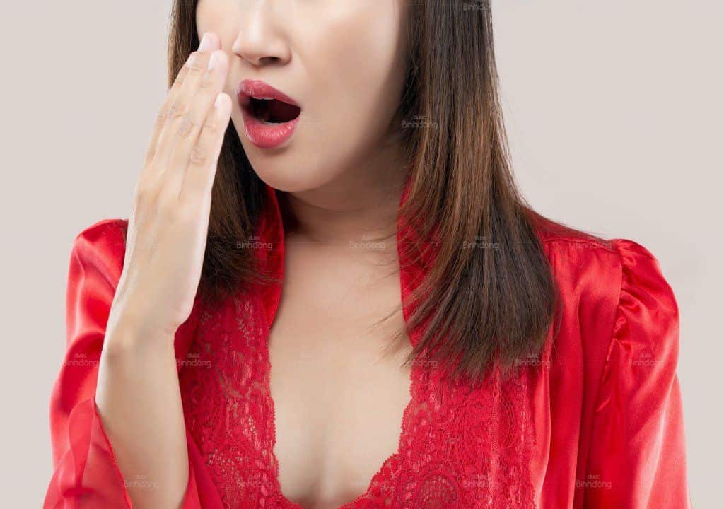 Hình ảnh người phụ nữ đang bị hôi miệng từ cổ họng