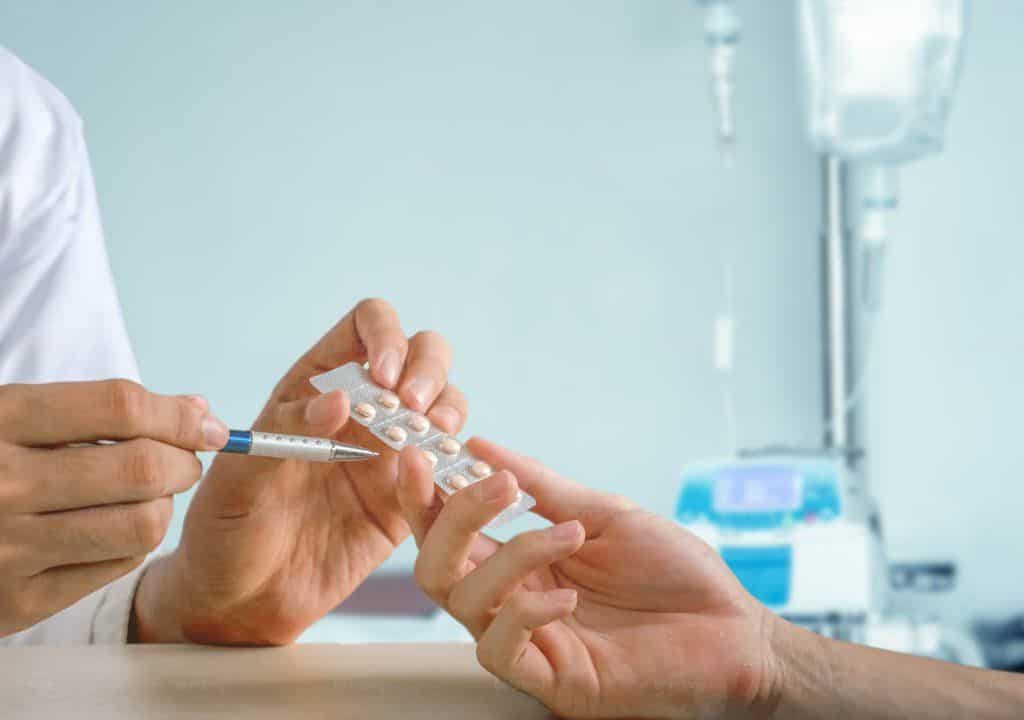 Hình ảnh người bác sĩ đang tư vấn cho bệnh nhân về tình trạng ngứa lòng bàn tay, bàn chân