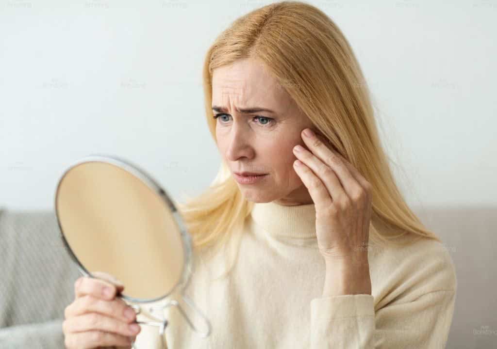 Hình ảnh người phụ nữ đang bị tiền mãn kinh
