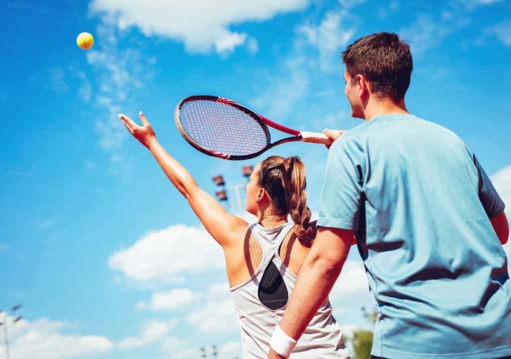Hình ảnh người phụ nữ và người đàn ông đang chơi tenis