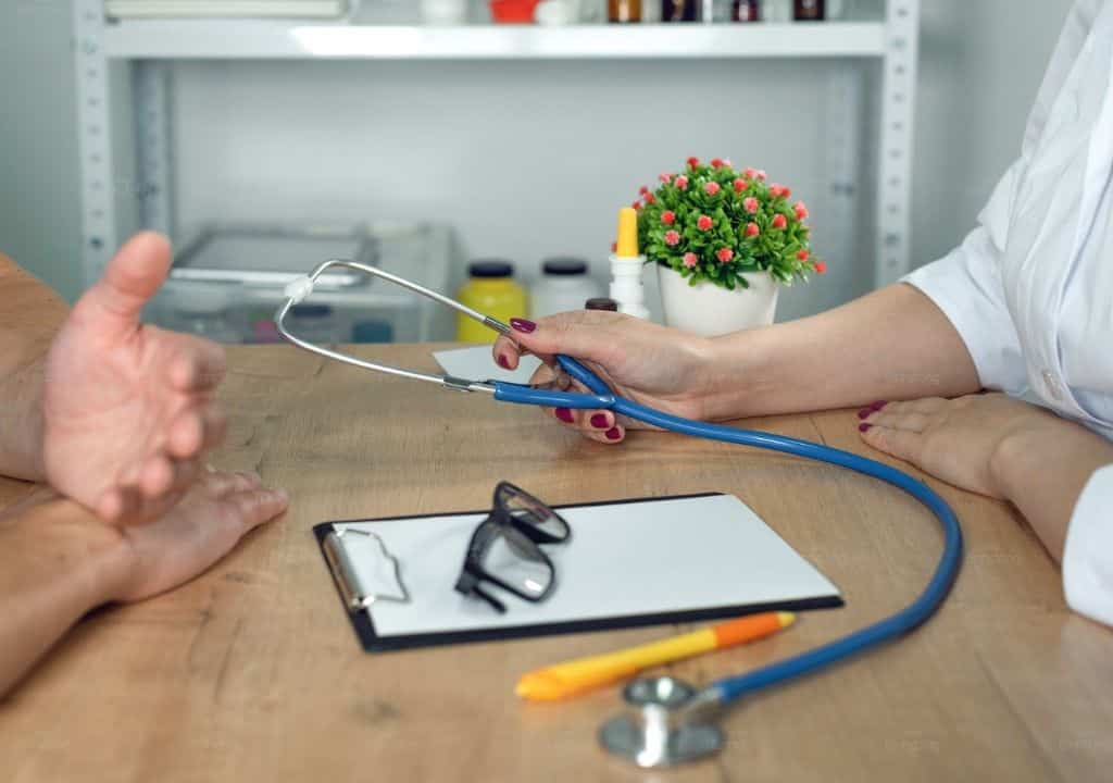 Hình ảnh người bác sĩ đang tư vấn cho bệnh nhân về triệu chứng ho dữ dội