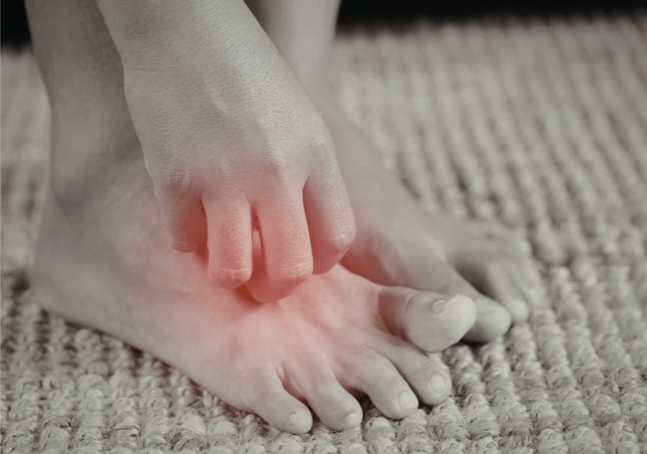 Hình ảnh người đàn ông đang bị ngứa lòng bàn tay, bàn chân