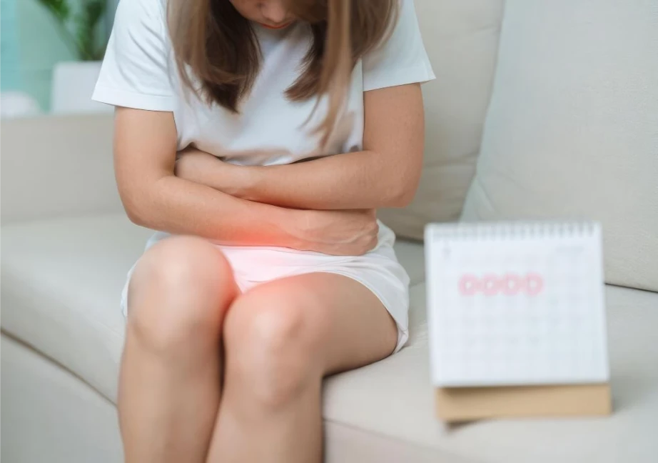 Hình ảnh người phụ nữ đang bị rối loạn kinh nguyệt