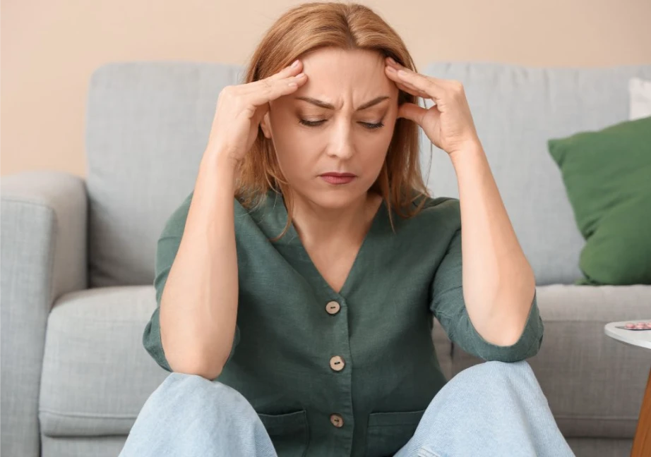 Hình ảnh người phụ nữ đang bị stress do đang bị kinh nguyệt 1 tháng 3 lần