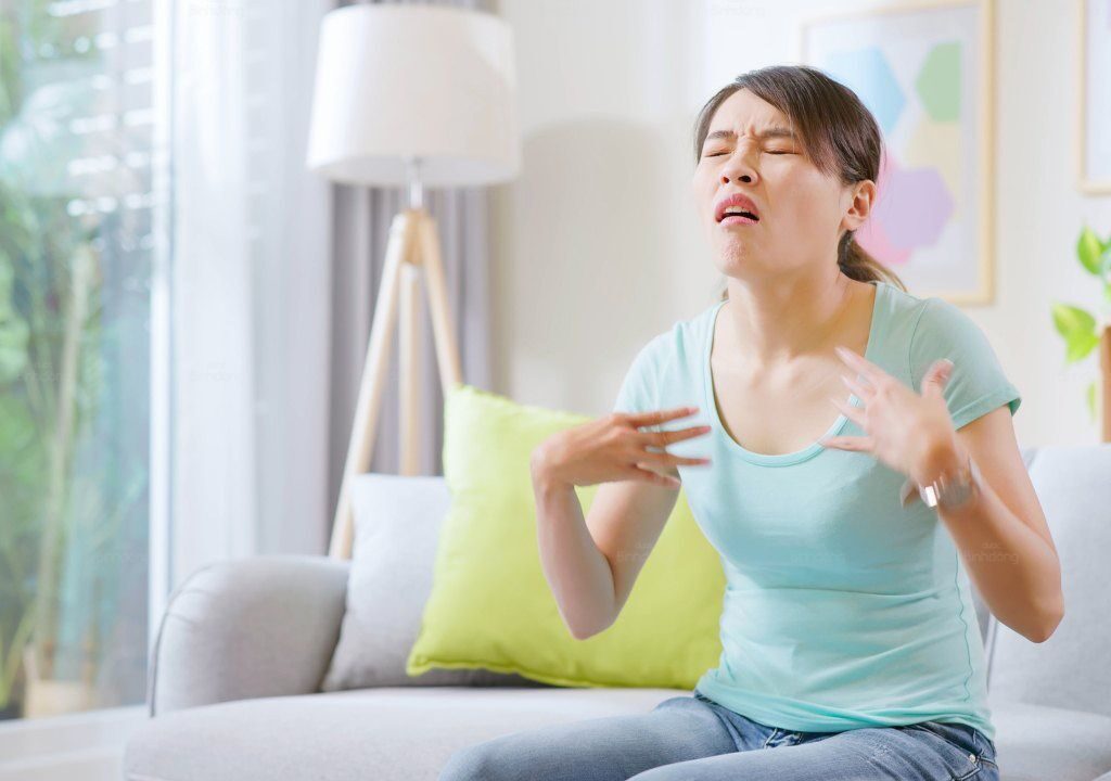Hình ảnh người phụ nữ bị nóng trong người và cảm thấy khó chịu