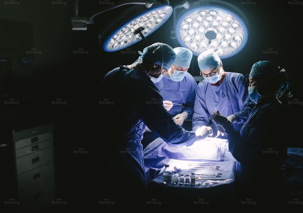 Các bác sĩ đang tiến hành phẫu thuật cho người phụ nữ bị rối loạn kinh nguyệt