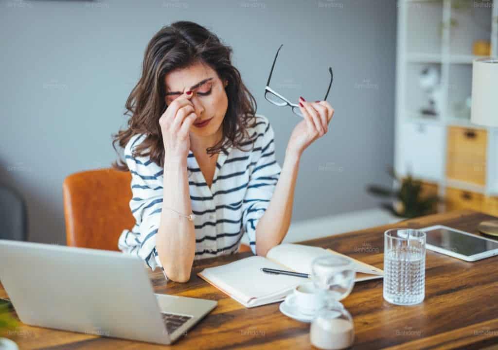 Hình ảnh người phụ nữ đang bị stress do đang bị kinh nguyệt 1 tháng 3 lần