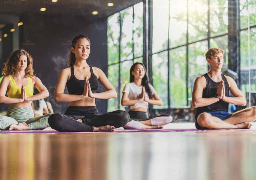 Hình ảnh một nhóm người phụ nữ đang tập yoga để phòng bệnh kinh nguyệt