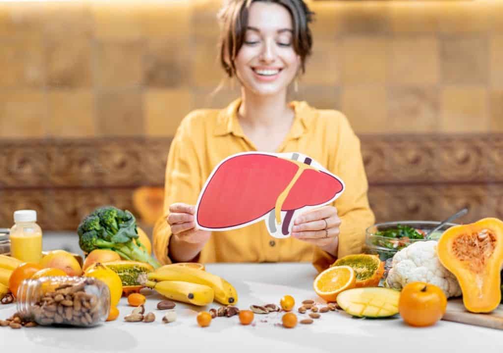 Hình ảnh người phụ nữ đang thực hiện chế độ ăn uống hợp lý để phòng ngừa nóng trong người