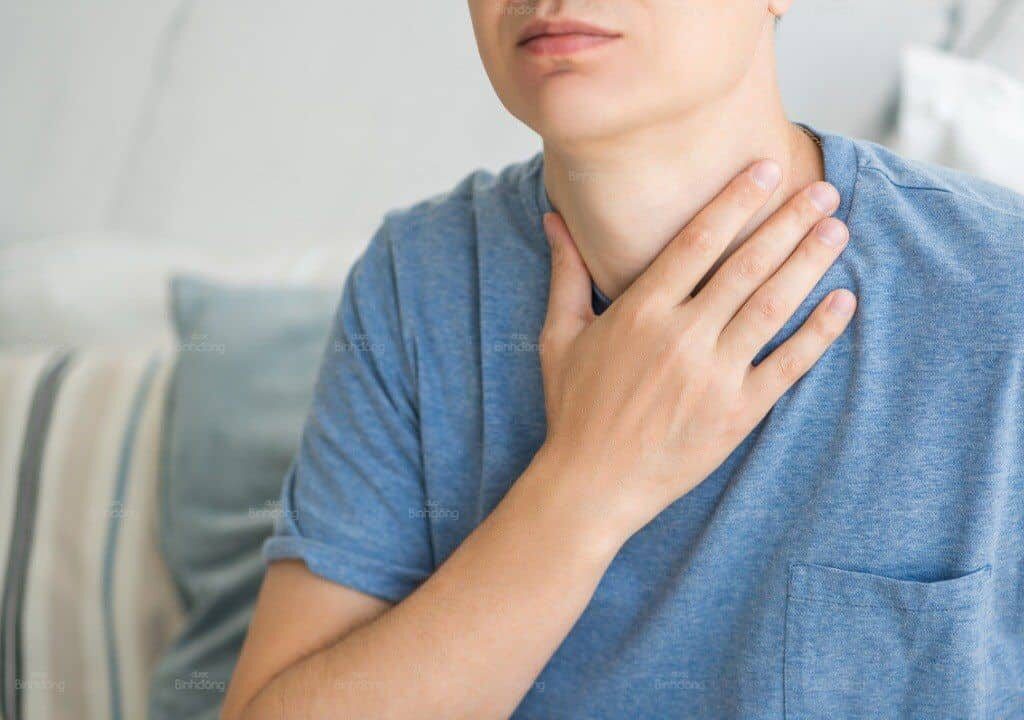 Hình ảnh người đàn ông đang có đờm trong cổ họng