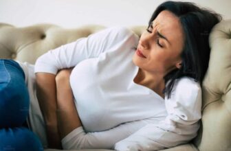 Hình ảnh người phụ nữ đang bị mất ngủ kèm đau bụng